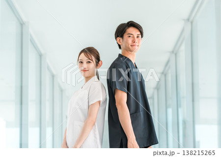 スクラブ姿の医療従事者,医療スタッフ,医師の男性と白衣姿の看護師の女性 138215265