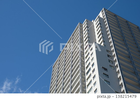 青空を背景にした高層マンションの外観 下から見上げる迫力ある構図 青空を背景にした高層マンションの外観 下から見上げる迫力ある構図 138215479