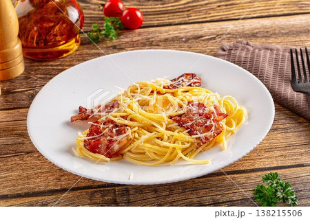 Italian classic spaghetti carbonara with bacon and egg 138215506