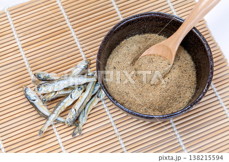 いわし煮干し粉末と国産の食べる小魚・かたくちいわし 138215594