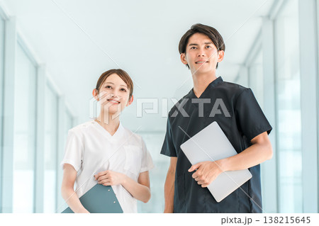 スクラブ姿の医療従事者,医療スタッフ,医師の男性と白衣姿の看護師の女性 138215645