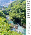 新緑に包まれた四万ブルー色の川 138215787