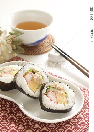 太巻き寿司とお茶 138215806