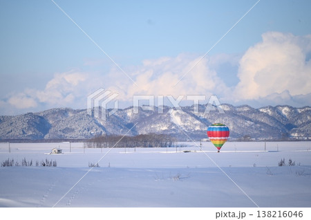 雪原に浮かぶ熱気球 雪原に浮かぶ熱気球 138216046