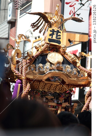 神輿が練り歩く 138216126