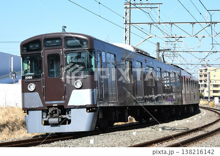 拝島へ向かう西武鉄道新2000系（西武鉄道創立110周年記念トレイン） 138216142