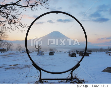 静岡県　夜明け前　雪原のふもとっぱらキャンプ場　3月 138216194