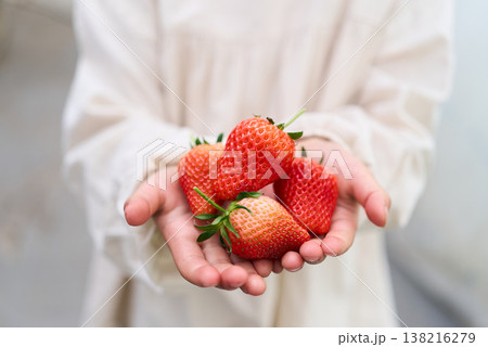 イチゴを手に持つ子供 138216279
