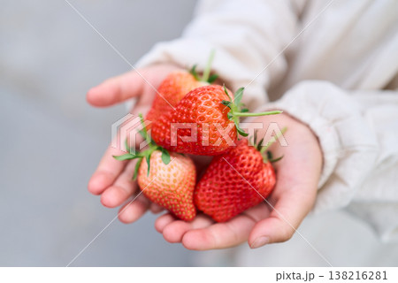 イチゴを手に持つ子供 138216281