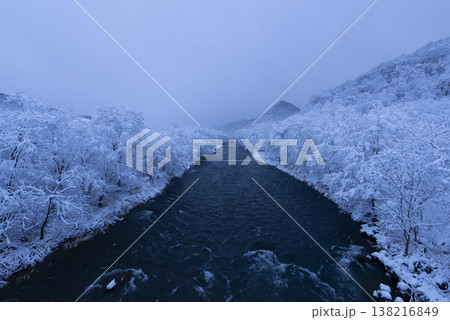 冬の北海道、仁木町雪景色と流れる川 冬の北海道、仁木町雪景色と流れる川 138216849
