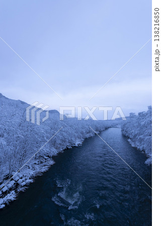 冬の北海道、仁木町雪景色と流れる川 冬の北海道、仁木町雪景色と流れる川 138216850