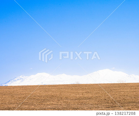 青空と北海道美瑛町の早春のシンプルな風景 138217208