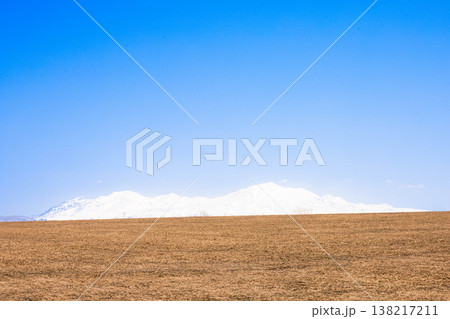 青空と北海道美瑛町の早春のシンプルな風景 138217211