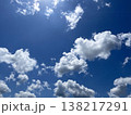 綺麗に晴れた日の青空に浮かぶたくさんの大きな白い雲 138217291