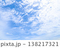 薄い雲の広がる青空 138217321