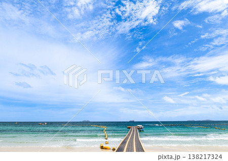 青空の広がるビーチと浮き桟橋 138217324