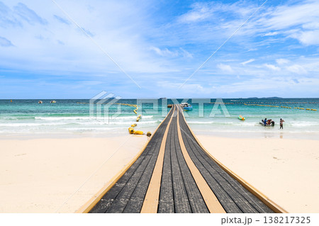 青空の広がるビーチと浮き桟橋 138217325