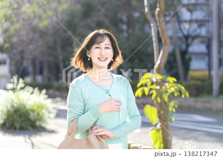 カメラ目線で笑顔の50代の女性 カメラ目線で笑顔の50代の女性 138217347