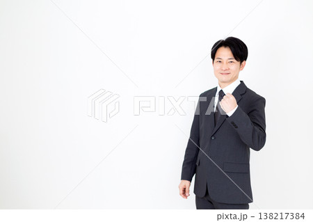 ガッツポーズするミドル男性ビジネスマン 138217384