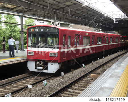 京浜急行品川駅で出発準備をする車掌 京浜急行品川駅で出発準備をする車掌 138217399