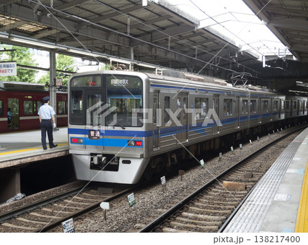 京浜急行品川駅で出発準備をする車掌 京浜急行品川駅で出発準備をする車掌 138217400