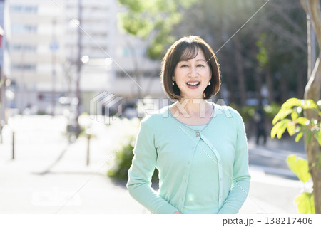 カメラ目線で笑顔の50代の女性 138217406