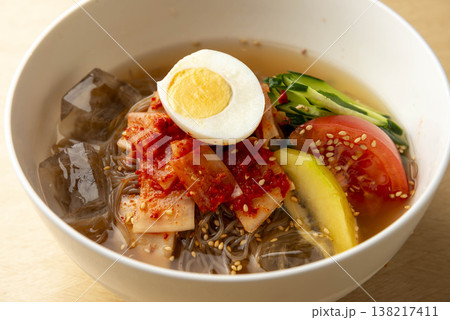冷麺とゆで卵の盛り付け 冷麺とゆで卵の盛り付け 138217411
