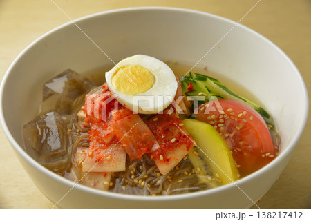 冷麺とゆで卵の盛り付け 冷麺とゆで卵の盛り付け 138217412