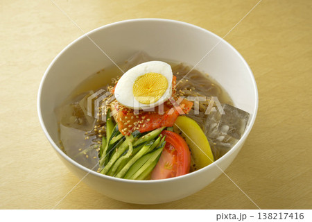 冷麺とゆで卵の盛り付け 冷麺とゆで卵の盛り付け 138217416