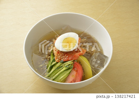 冷麺とゆで卵の盛り付け 冷麺とゆで卵の盛り付け 138217421