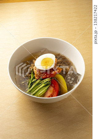 冷麺とゆで卵の盛り付け 138217422
