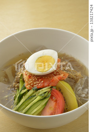 冷麺とゆで卵の盛り付け 138217424