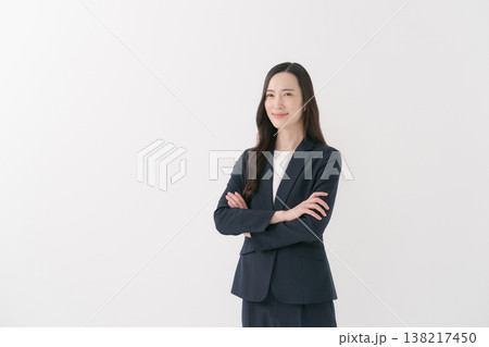 腕組みをするスーツの女性 腕組みをするスーツの女性 138217450