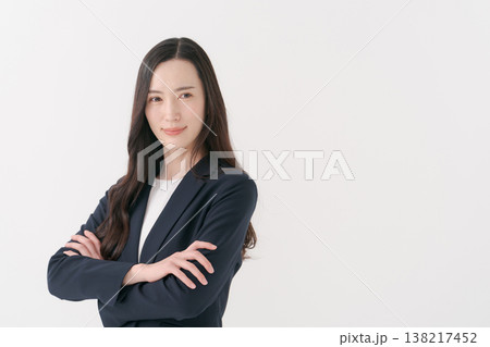 腕組みをするスーツの女性 腕組みをするスーツの女性 138217452