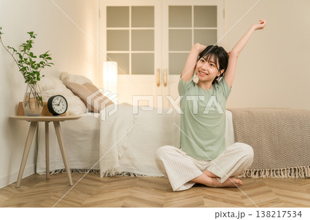 夜の寝室,ベッドルームで柔軟体操,ストレッチをする若いアジア人女性 夜の寝室,ベッドルームで柔軟体操,ストレッチをする若いアジア人女性 138217534