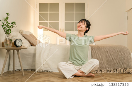 夜の寝室,ベッドルームで柔軟体操,ストレッチをする若いアジア人女性 138217536