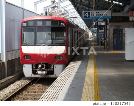京浜急行平和島駅に停車している電車 京浜急行平和島駅に停車している電車 138217545