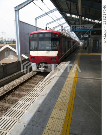 京浜急行平和島駅に停車している電車 京浜急行平和島駅に停車している電車 138217546