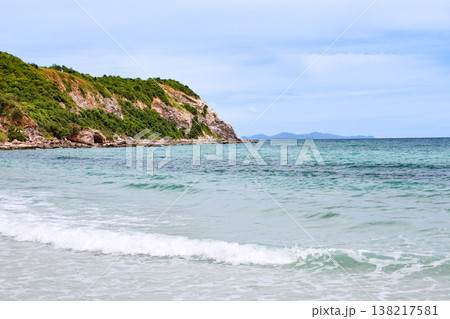青空の広がるビーチ 138217581