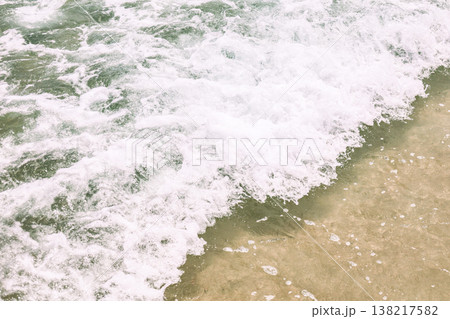 波打ち際 138217582