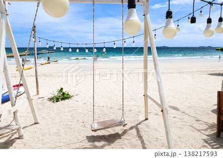 青空の広がるビーチとブランコ 138217593