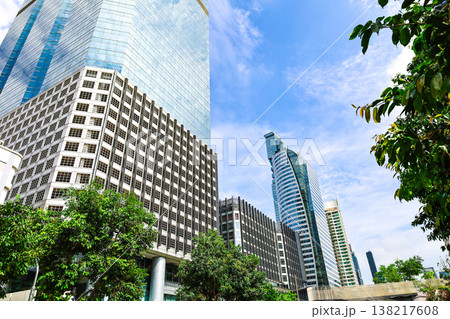 緑のあるビル街の風景 138217608