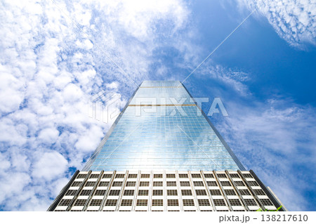高層ビルを見上げるオフィス街の風景 138217610