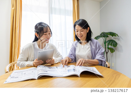 カタログを見る母娘 138217617