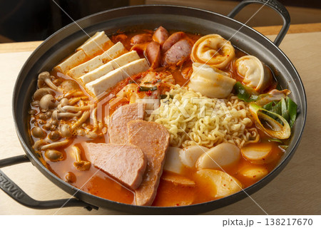 具材がたっぷり入った少し辛めのスンドゥブ 138217670