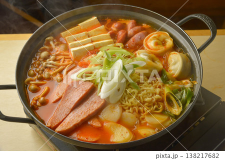 具材がたっぷり入った少し辛めのスンドゥブ 138217682