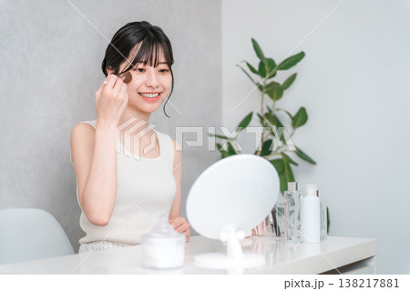 チークブラシ,フェイスブラシでメイクするアジア人女性 138217881