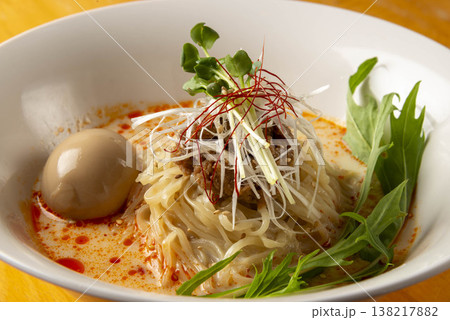 濃厚で美味しい油そば。辛いスープ、細い麺、温泉卵、野菜がトッピングされている 濃厚で美味しい油そば。辛いスープ、細い麺、温泉卵、野菜がトッピングされている 138217882