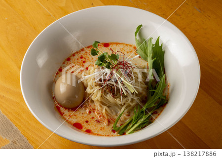 濃厚で美味しい油そば。辛いスープ、細い麺、温泉卵、野菜がトッピングされている 濃厚で美味しい油そば。辛いスープ、細い麺、温泉卵、野菜がトッピングされている 138217886
