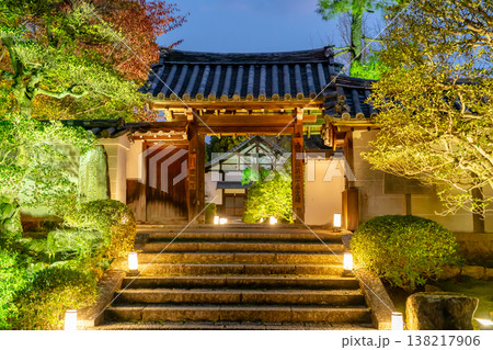 京都　東山泉涌寺別院　雲龍院（瑠璃山）山門　紅葉　もみじ　ライトアップ 138217906